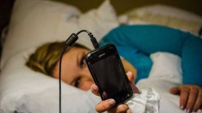 penggunaan handphone sambil di cas